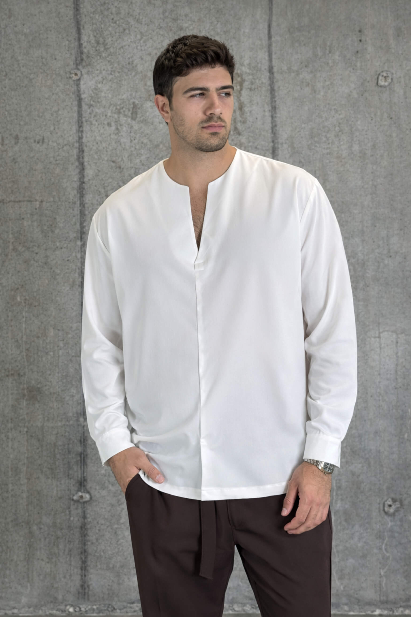 חולצה עם מפתח V – NOLAN (לבן)