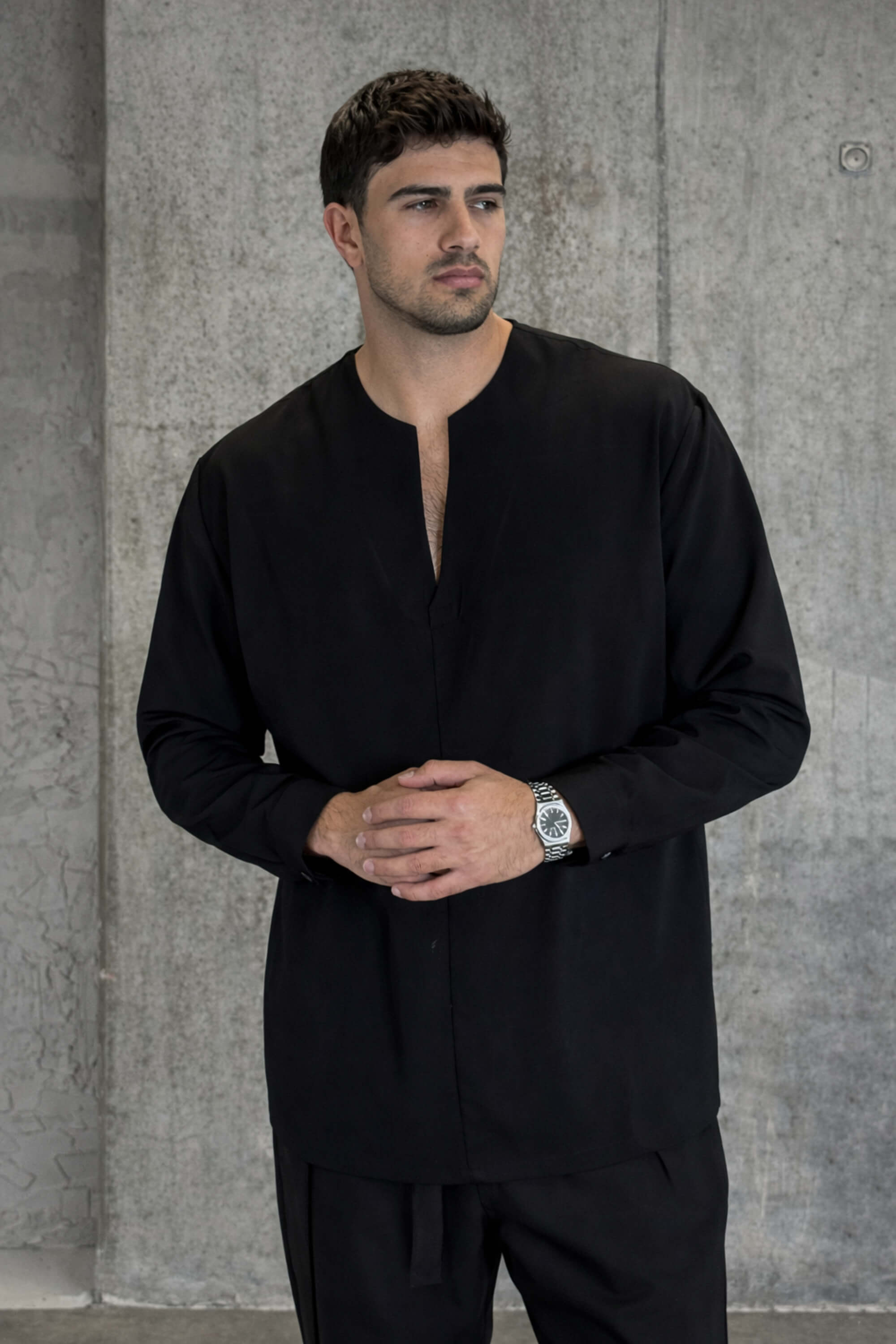 חולצה עם מפתח V – NOLAN (שחור)