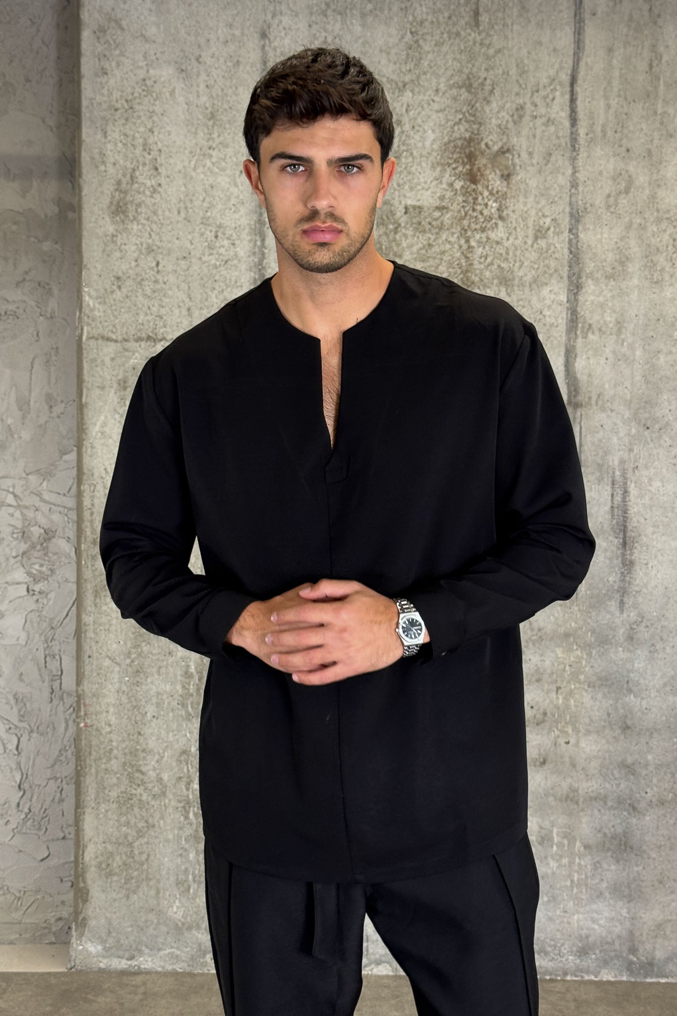 חולצה עם מפתח V – NOLAN (שחור)