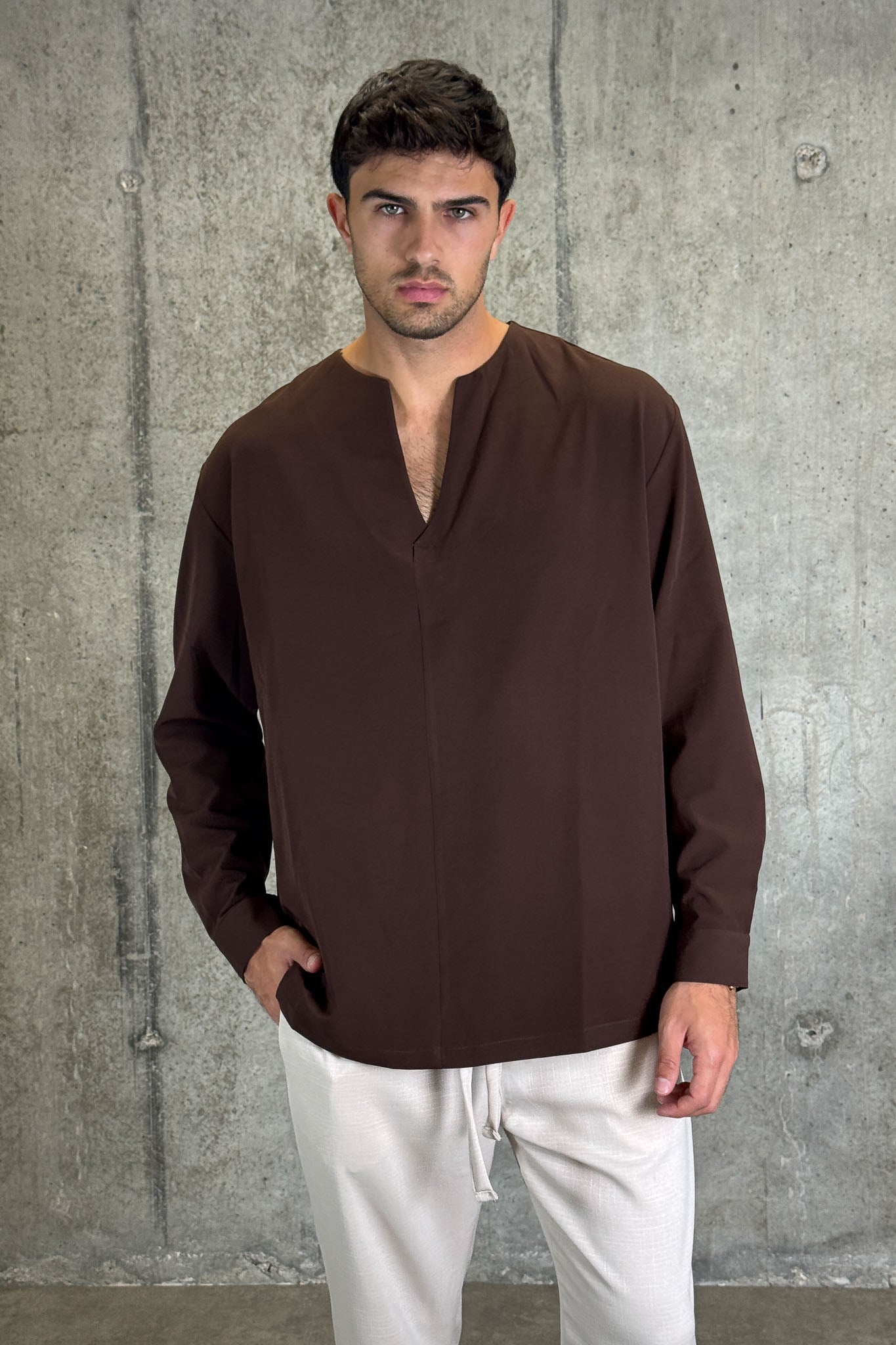 חולצה עם מפתח V – NOLAN