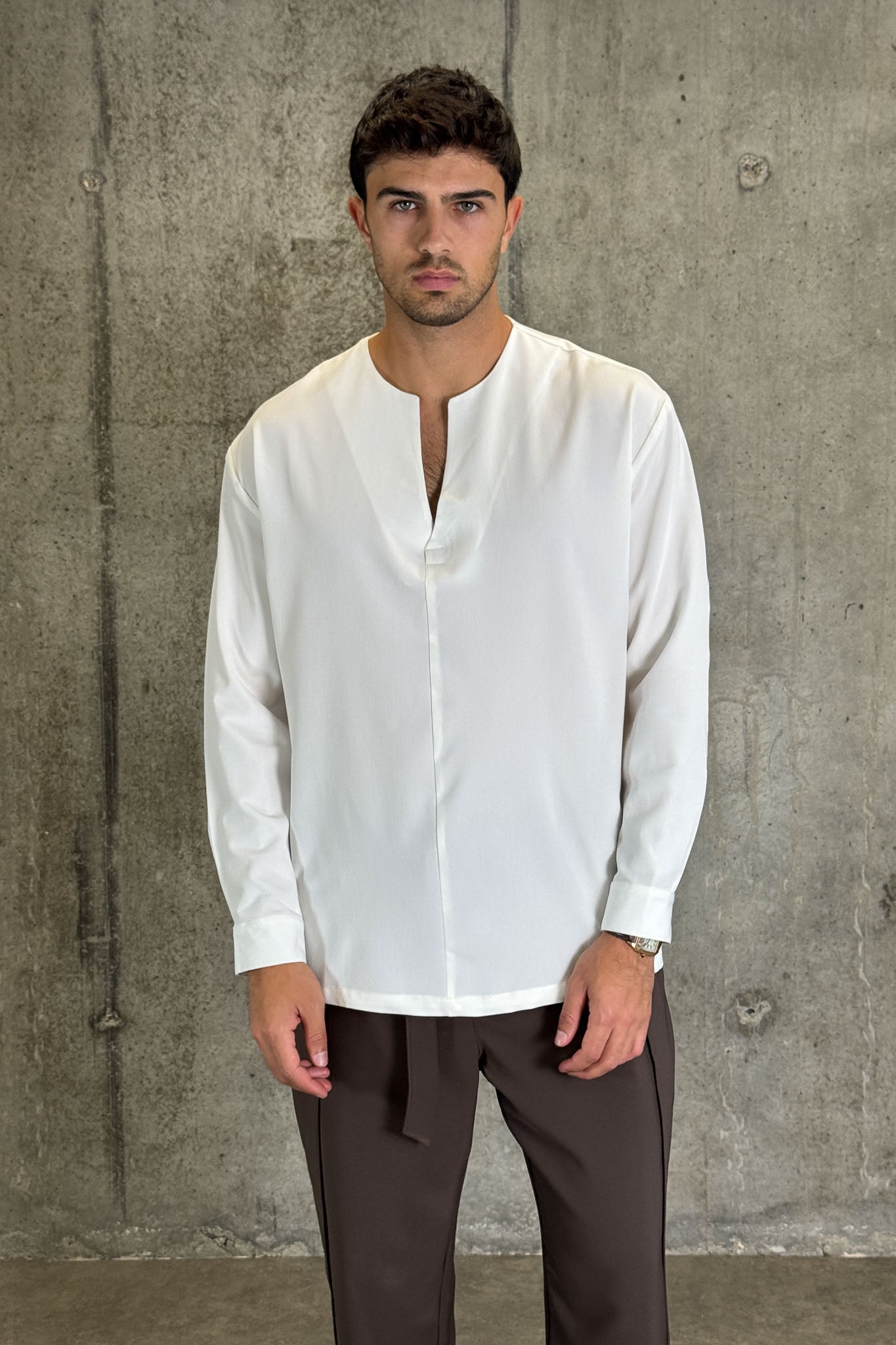 חולצה עם מפתח V – NOLAN (לבן)