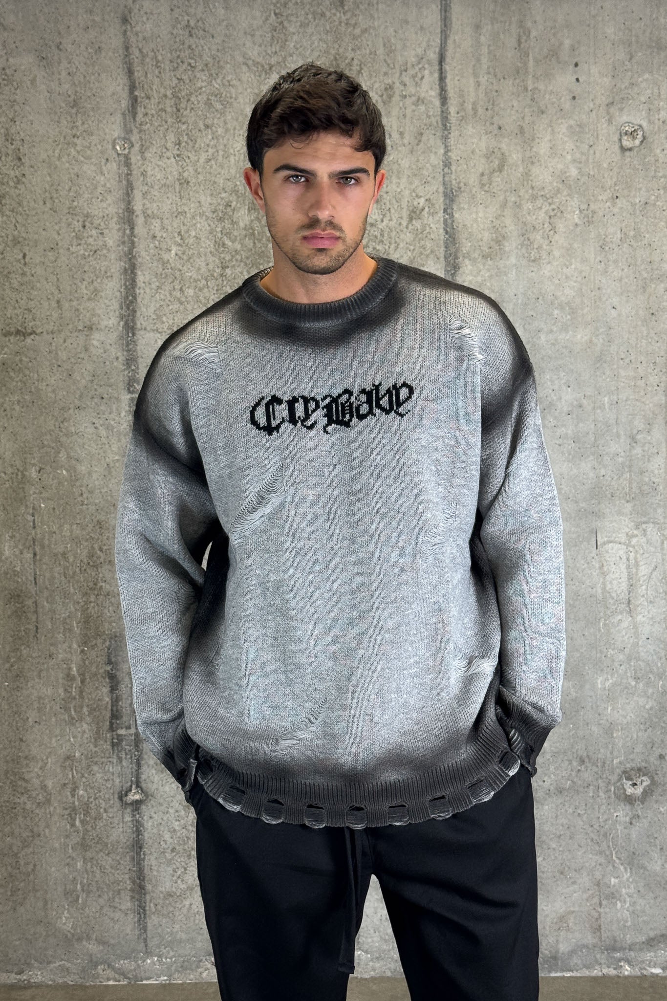 סריג אפור עם קרעים – COPAKE