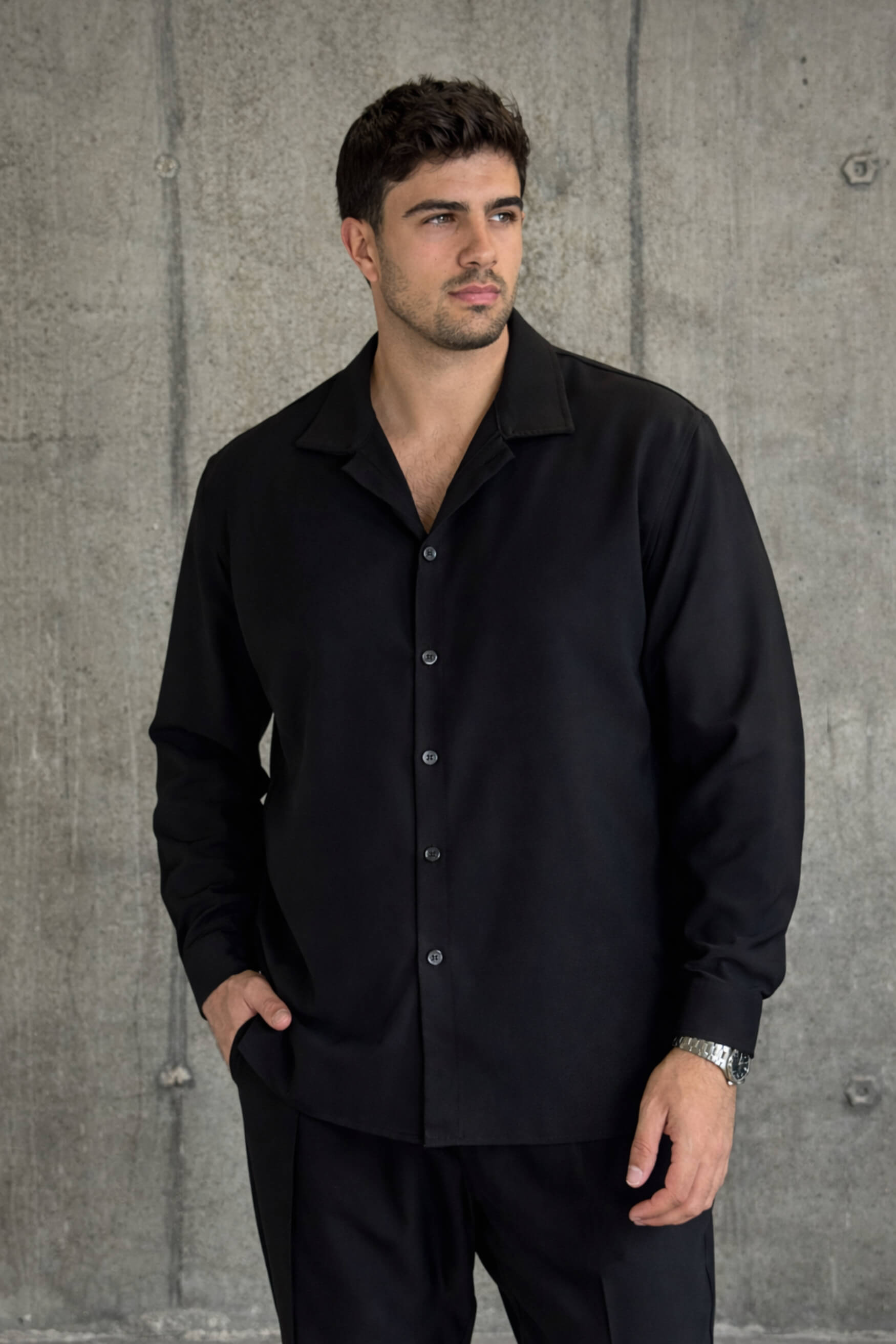 מכופתרת חלקה בגזרה נקייה (שחור)