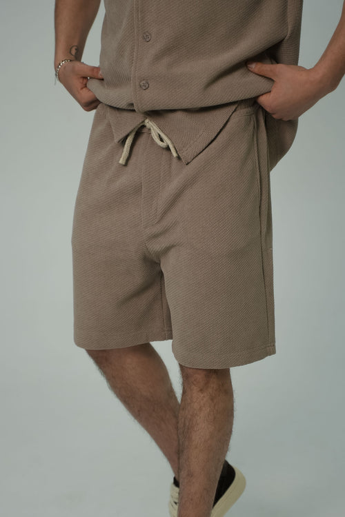 מכנס קצר קשירה – Essential Drawstring Shorts (חום)